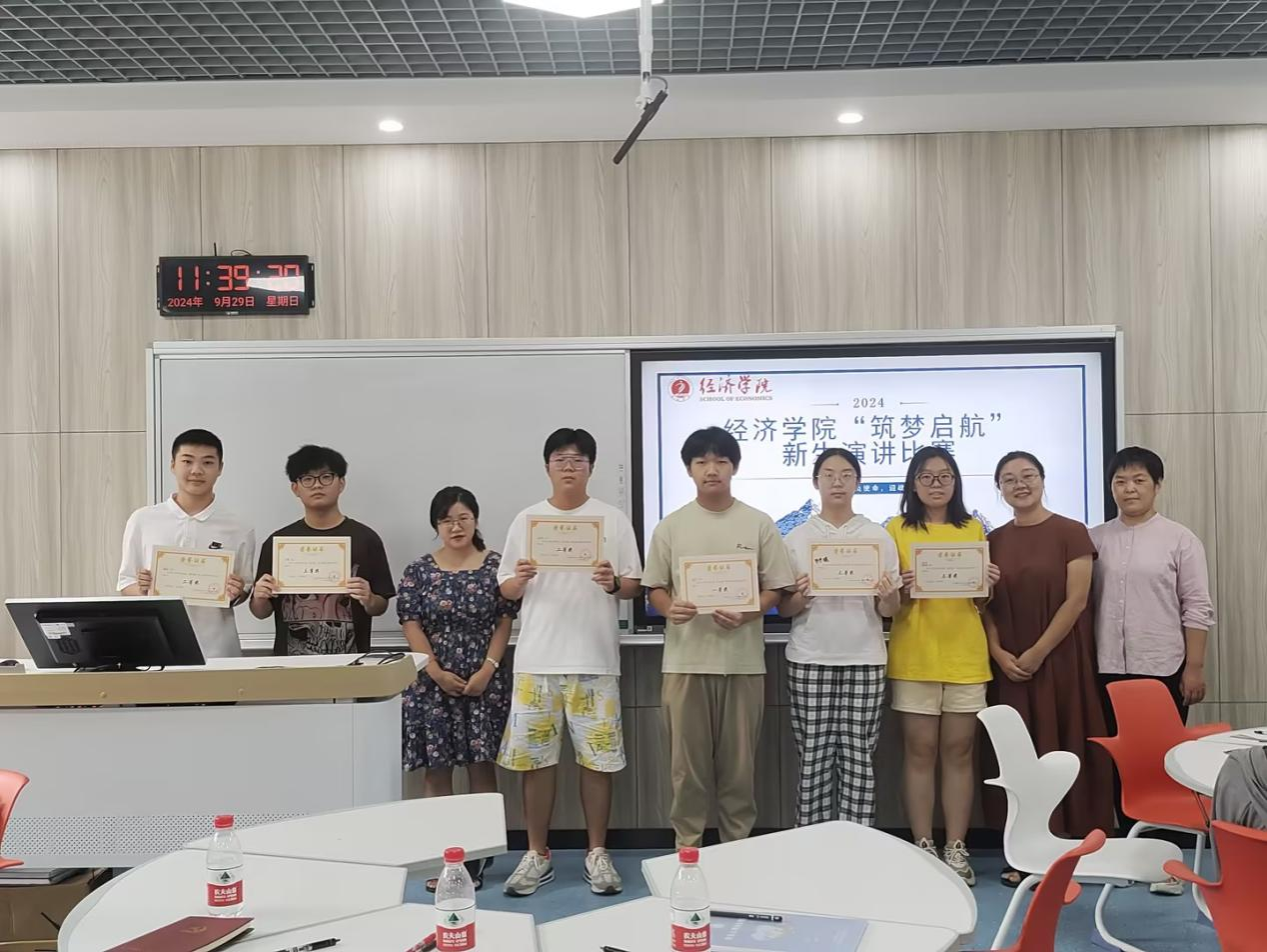 图2:评委老师与获奖同学合影.png